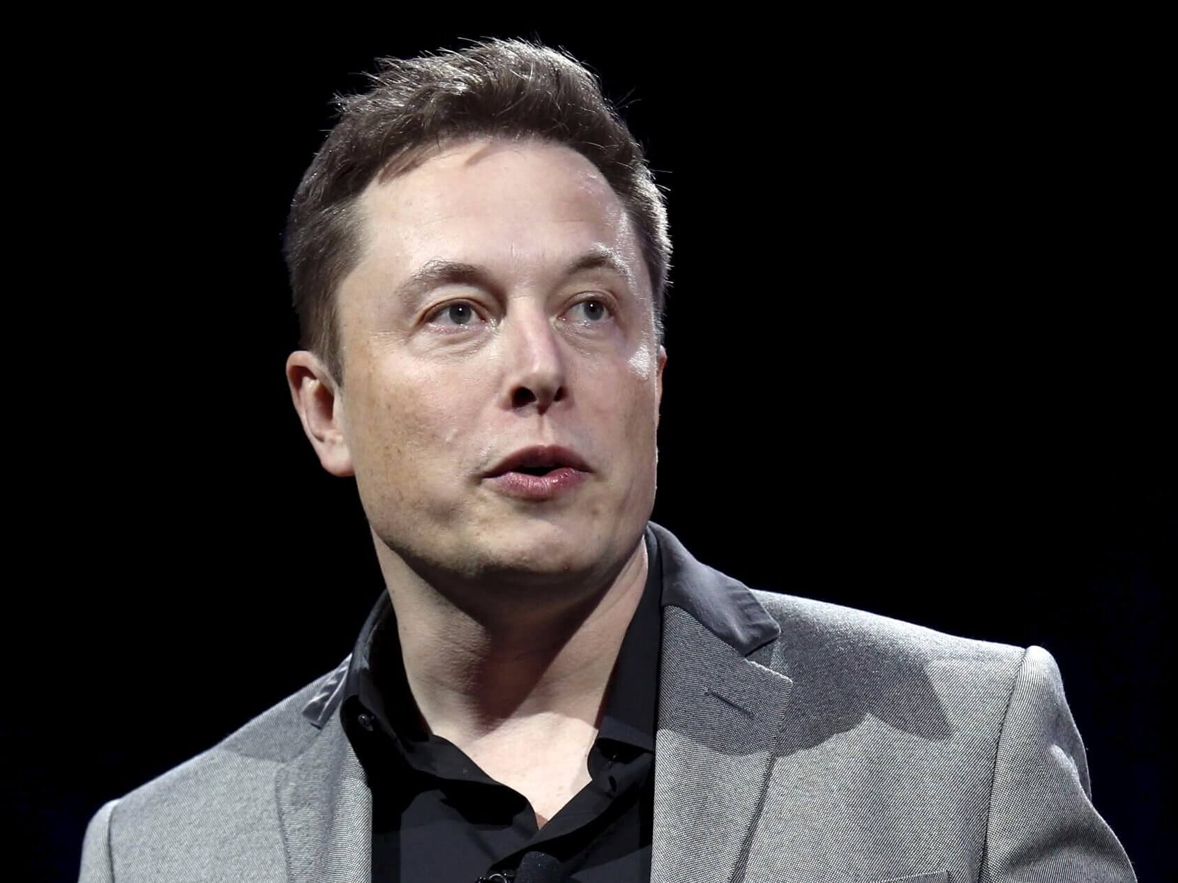 Elon Musk là lý do khiến mọi người quan tâm xe điện tesla là gì.